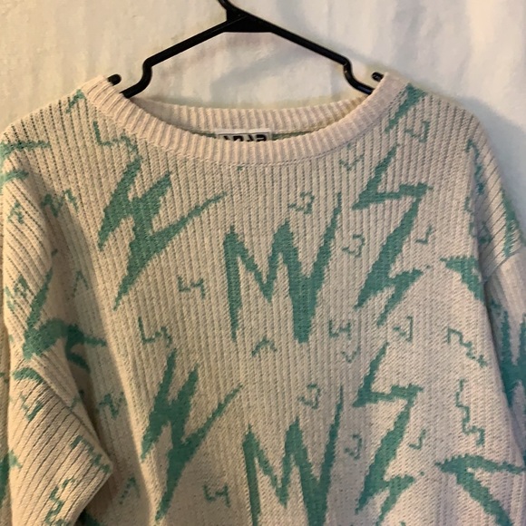 White and blue sweater - Picture 2 of 3